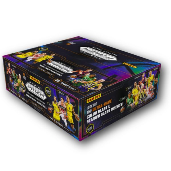 Hobby Box Panini Prizm EuroLeague 2023-24 σε μαύρη και πολύχρωμη συσκευασία, με εικόνες γνωστών παικτών της EuroLeague στο εξωτερικό. Στην μπροστινή πλευρά της συσκευασίας αναγράφεται ότι περιέχει 90 κάρτες, ενώ εμφανίζονται σπάνια inserts όπως Color Blast και Stained Glass. Στο πλαϊνό μέρος τονίζεται η πιθανότητα εύρεσης αποκλειστικών αυτόγραφων και ειδικών καρτών Prizm. Η συσκευασία έχει έντονα χρώματα και γραφικά που υπογραμμίζουν την πολυτέλεια και τη συλλεκτική αξία του προϊόντος.